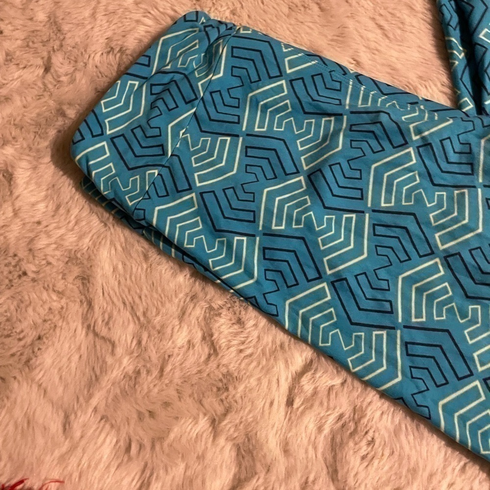LuLaRoe Blue Arrows Design Tall Curvy One Size Leggings
Condition 8/10 no flaws - Picture 6 of 7
